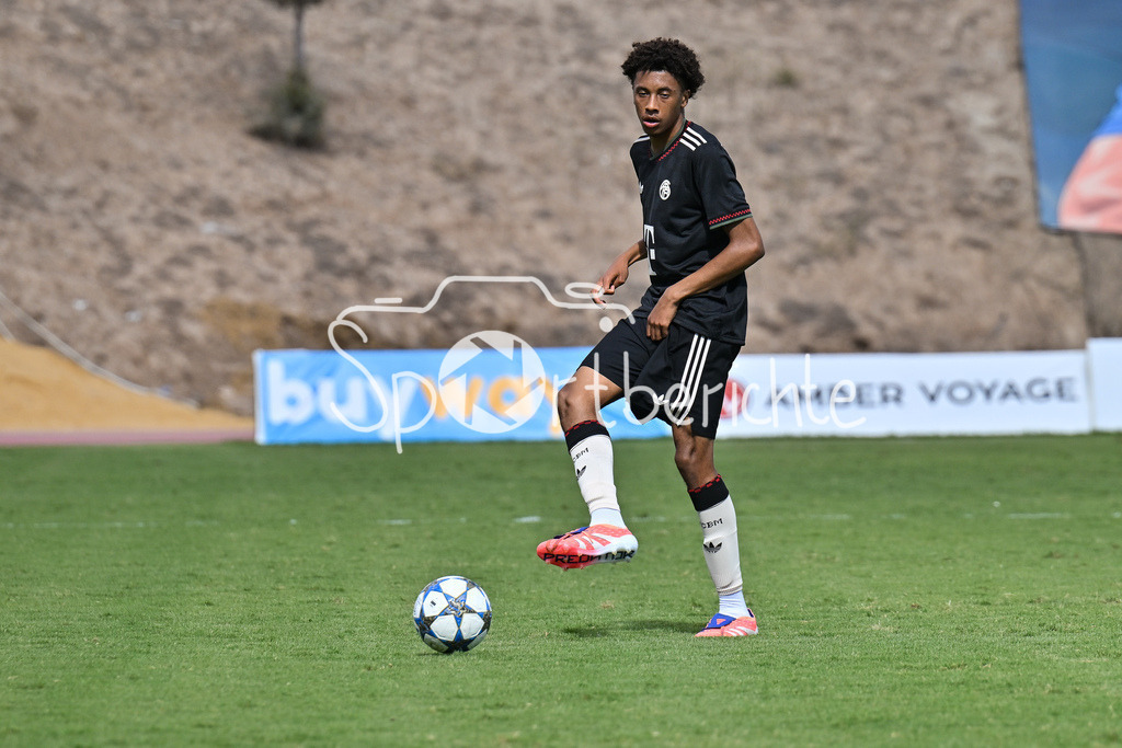Papohs FC U19 - FC Bayern München U19 | am Ball Cassiano KIALA (FCB #4) / Einzelfoto / Freisteller / UEFA Youth League: Paphos FC U19 - FC Bayern München U19; Stelios Kyriakides Stadium am 30.09.2025