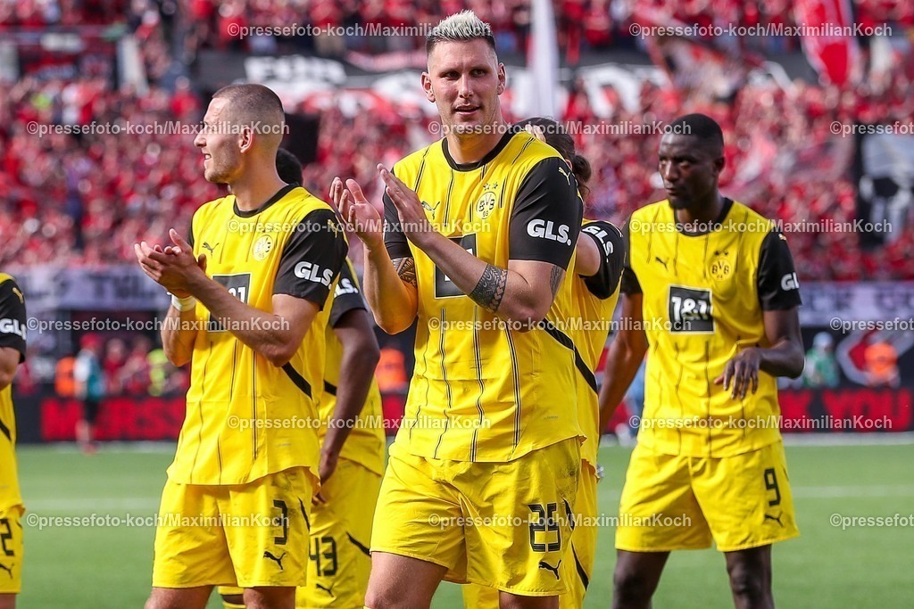 B0411052502264 | 11.05.2025, Fußball, Bayer 04 Leverkusen - Borussia Dortmund, 1. Fußball Bundesliga, 33. Spieltag, BayArena, Saison 2024 2025: Abschlussjubel nach dem 4:2 Sieg für den BVB. Niklas Süle (BVB #25) DFB regulations prohibit any use of photographs as image sequences and or quasi-video.