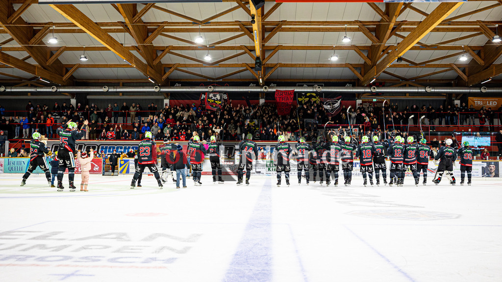 Peißenberg MINERS gegen EHC Klostersee | Eishockey Bayernliga 2025/26 Vorrunde 12. Spieltag, Peißenberg MINERS gegen EHC Klostersee, 20251116,Jubel, Zuschauer,2025-11-16 in Peißenberg (flatbuy Arena Peißenberg), Copyright: WolfgangxLindner www.foto-lindner.de