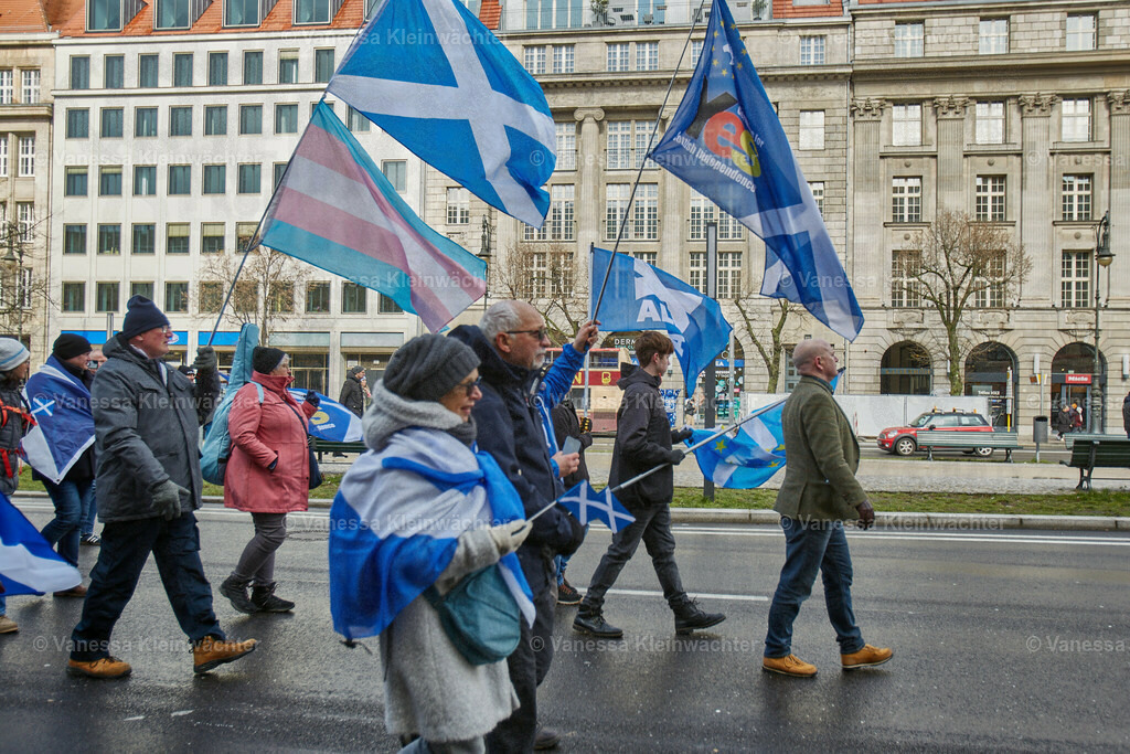 #IndyBerlin23 - Demonstration für schottische Unabhängigkeit | Rund 60 Personen ziehen am 11.03.2023 mit einer Demonstration vom Brandenburger Tor an der Britischen Botschaft vorbei zum Roten Rathaus, um die Unabhängigkeit Schottlands zu fordern.

On March 11, 2023, approx. 60 people rally in support of the Scottish independence, marching from Brandenburg Gate via the British Embassy to the Red Town Hall.  - Realisiert mit Pictrs.com
