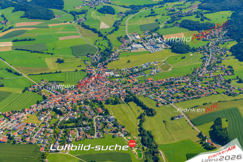 Luftaufnahme der Stadt Neukirchen beim Heiligen Blut - Die Luftaufnahme wurde 2025 vom UL-Flugzeug heraus erstellt ( keine Drohne ) - Hochauflösende Luftaufnahme - für professionelle Ausdrucke geeignet. Die Geschenkidee !Mit Lizenz und Bildrechte bestellbar