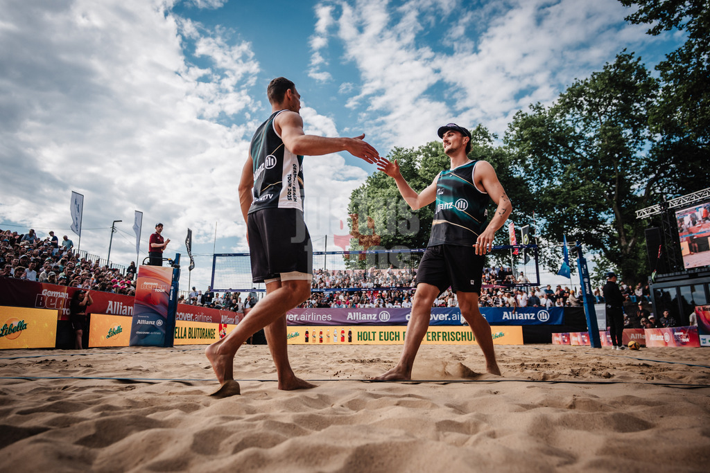 Beachvolleyball | Männer | Allianz German Beach Tour 2025 | Tourstop Düsseldorf | 17.05.2025 | v.l. Daniel Kirchner und Simon Pfretzschner beim Einlauf
