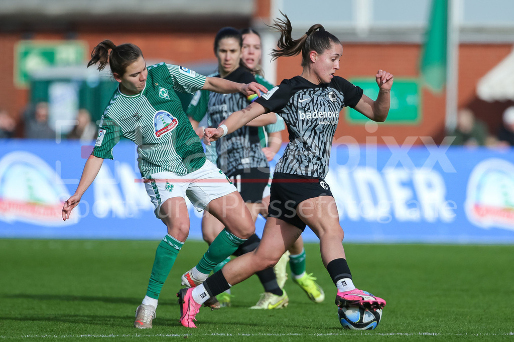 Fussball, Google Pixel Frauen-Bundesliga, SV Werder Bremen - SC Freiburg | v.li.: Rieke Dieckmann (SV Werder Bremen, 22) und Selina Vobian (SC Freiburg, 8) im Zweikampf, Duell, Dynamik, Aktion, Action, Spielszene, DIE DFB-RICHTLINIEN UNTERSAGEN JEGLICHE NUTZUNG VON FOTOS ALS SEQUENZBILDER UND/ODER VIDEOÄHNLICHE FOTOSTRECKEN. DFB REGULATIONS PROHIBIT ANY USE OF PHOTOGRAPHS AS IMAGE SEQUENCES AND/OR QUASI-VIDEO.