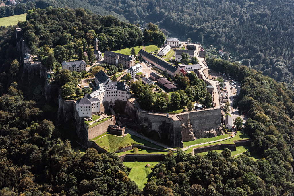 dr_0013752.jpg | KöNIGSTEIN 07.09.2016 Die Festung Königstein an der Elbe im Landkreis Sächsische Schweiz-Osterzgebirge im Bundesland Sachsen. Die Festung ist eine der größten Bergfestungen in Europa und liegt inmitten des Elbsandsteingebirges auf dem gleichnamigen Tafelberg. // The Fortress Koenigstein at the river Elbe in the county district of Saxon Switzerland East Erzgebirge in the state of Saxony. The fortress is one of the largest mountain fortresses in Europe and is located amidst the Elbe sand stone mountains on the flat top mountain of the same name. Foto: Daniel Reiter