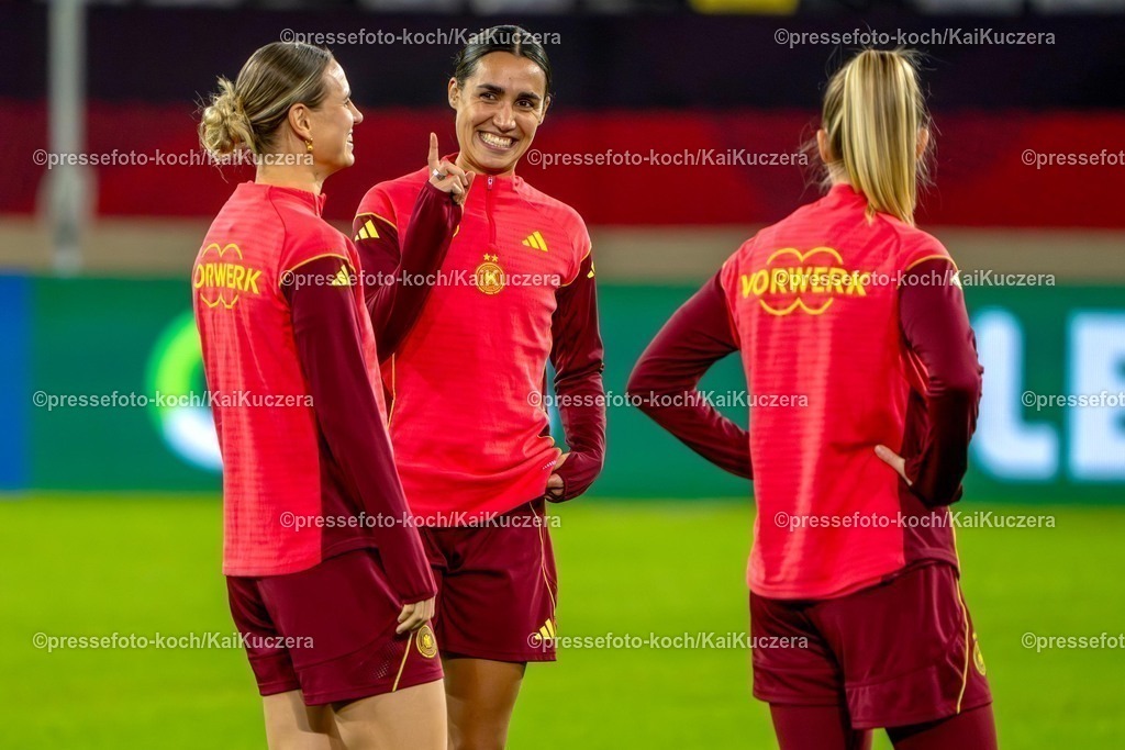 xKKUx23102501019 | 23.10.2025, xkkux, Fußball, Fussball, UEFA Women s Nations League Saison 2025/2026 Abschlusstraining Deutschland vor dem Halbfinal Hinspiel gegen Frankreich, MERKUR SPIEL-ARENA Düsseldorf - Bibiane Schulze Solano  (GER) lachend