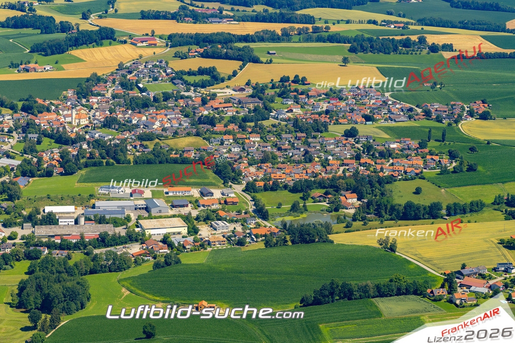 Aktuelles Luftbild von  Buchbach - Die Luftaufnahme wurde 2022 mittels UL-Flugzeug erstellt ( keine Drohne ) - hochauflösende Kamera-Systeme von  Canon -Beste Qualität - Für grossformatige Ausdrucke geeignet. Die Geschenkidee !