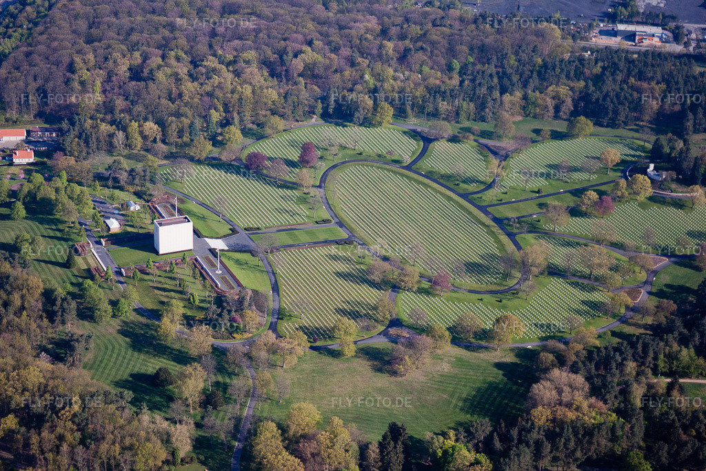 Luftbild: amerikanischen Soldatenfriedhofes / Cimetière militaire américain de Saint-Avold in Saint-Avold im Bundesland Moselle in Frankreich. Foto: IMG_39674.jpg vom 16.04.2011 durch Werner Riehm/FLY-FOTO.de