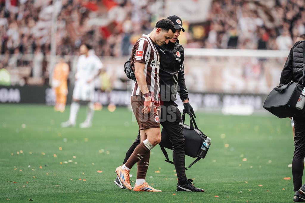 Fußball | Männer | Saison 2025/2026  | Fußball-Bundesliga | 25. Spieltag | FC St. Pauli vs. Eintracht Frankfurt | 08.03.2026 | Manolis Saliakas (#2, FC St. Pauli) ist verletzt und wird ausgwechselt