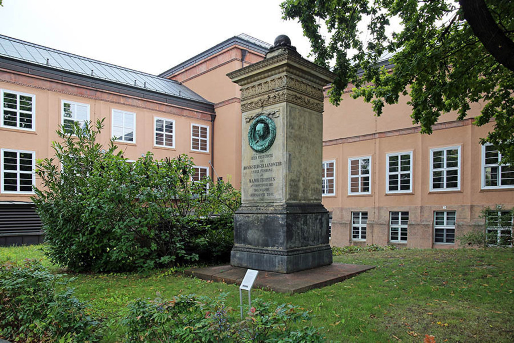Foto: Leipzig - Friccius-Denkmal | Das Team hinter BILDLEXIKON LEIPZIG bündelt historische wie aktuelle Informationen über die Stadt Leipzig in Text und Bild auf einer Plattform und stellt diese der interessierten Öffentlichkeit zur Verfügung.