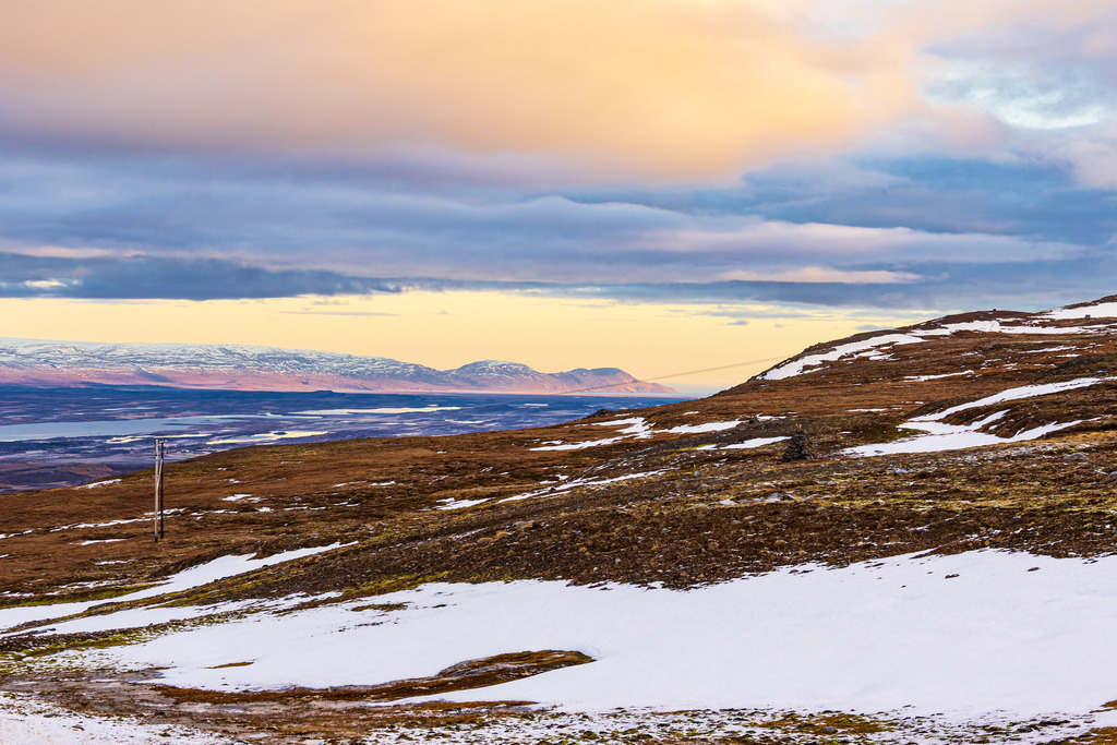 Blick über den See Lagarfljót auf schneebedeckte Berge im Osten von Island | Blick über den See Lagarfljót auf schneebedeckte Berge im Osten von Island.