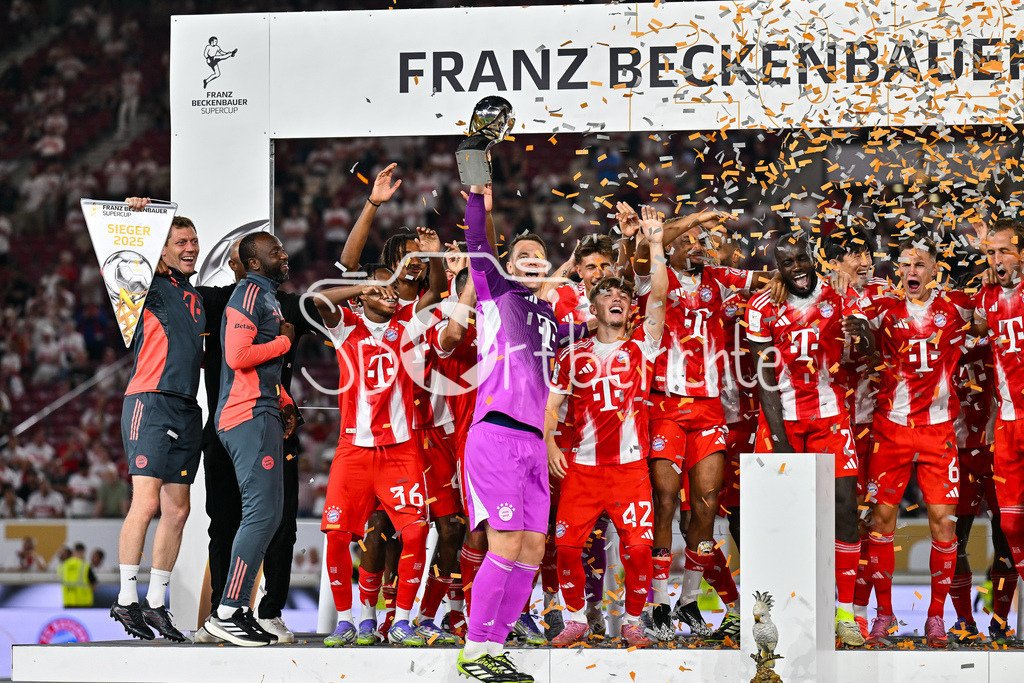 VfB Stuttgart - FC Bayern München | Franz Beckenbauer Supercup Sieger 2025 - FC Bayern München / Siegerfoto / Jubelfoto / Mannschaftsbild / Mannschaftsfoto / Franz-Beckenbauer Supercup: VfB Stuttgart - FC Bayern München; MHP Arena am 16.08.2025 / Manuel NEUER (FC Bayern Muenchen 1)