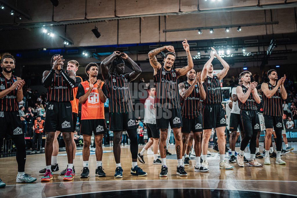 Basketball | Männer | Saison 2023/2024 | easyCredit Basketball Bundesliga | 32. Spieltag | Veolia Towers Hamburg vs. NINERS Chemnitz | 04.05.2024 | NINERS Chemnitz feiern nach dem Spiel, in der Mitte v.l. Aher Uguak (#1, NINERS Chemnitz), Kevin Yebo (#53, NINERS Chemnitz), DeAndre Lansdowne (#9, NINERS Chemnitz) und Jonas Richter (#7, NINERS Chemnitz)