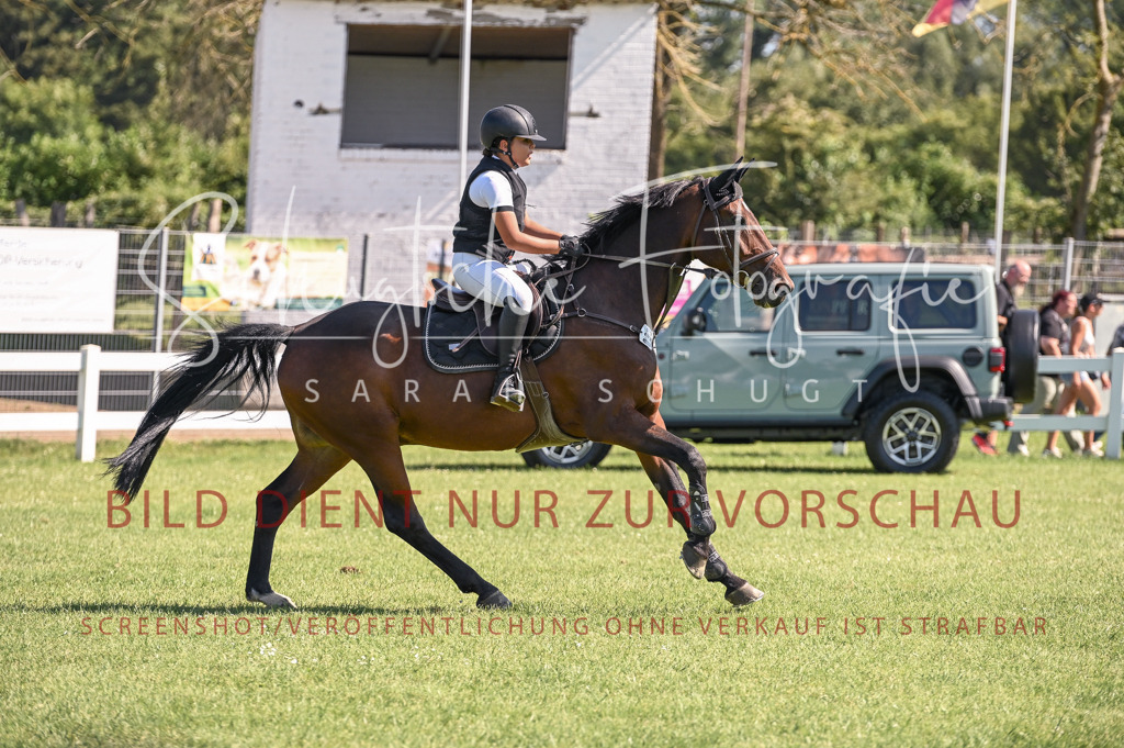 Schugtsche-Düren.2024-06.Stilspringprf.A_-159 | Schugtsche Fotografie - Realisiert mit Pictrs.com