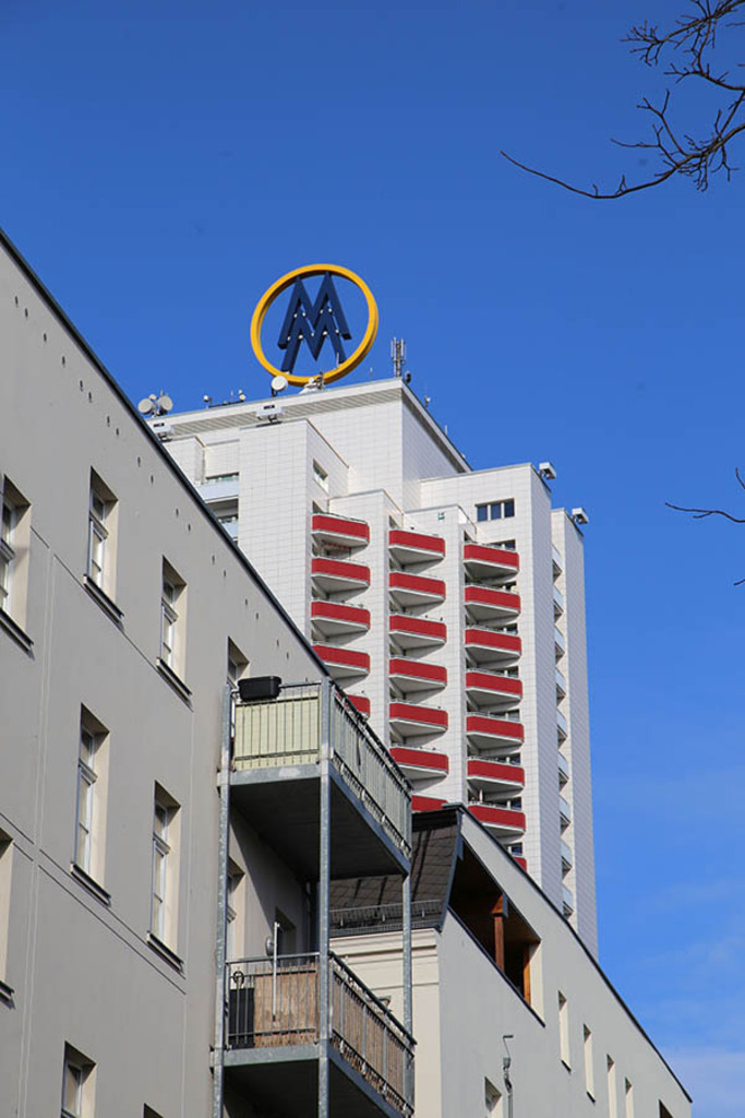 Foto: Leipzig - Doppel-M - Wintergartenhochhaus | Das Team hinter BILDLEXIKON LEIPZIG bündelt historische wie aktuelle Informationen über die Stadt Leipzig in Text und Bild auf einer Plattform und stellt diese der interessierten Öffentlichkeit zur Verfügung.