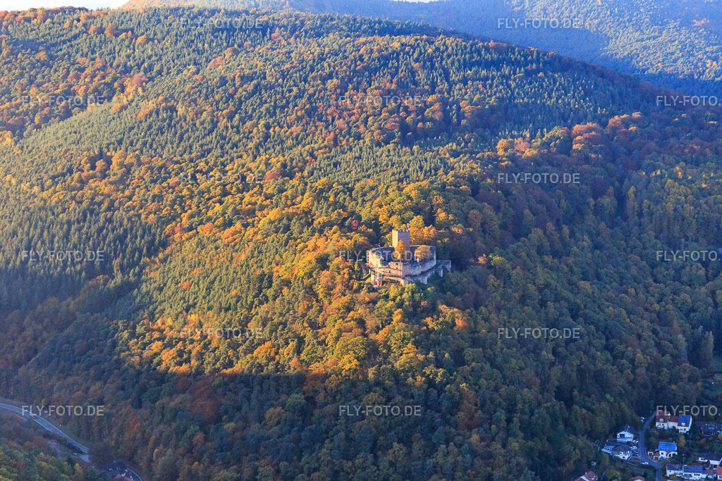 Burgruine der Burg Landeck im herbstlichem Wald bei Abendlicht https://www.landeck-burg.de/ | Luftbild: Burgruine der Burg Landeck im herbstlichem Wald bei Abendlicht https://www.landeck-burg.de/ in Klingenmünster im Bundesland Rheinland-Pfalz in Deutschland. Foto: IMG_095772.jpg vom 30.10.2016 durch Werner Riehm/FLY-FOTO.de - Realisiert mit Pictrs.com