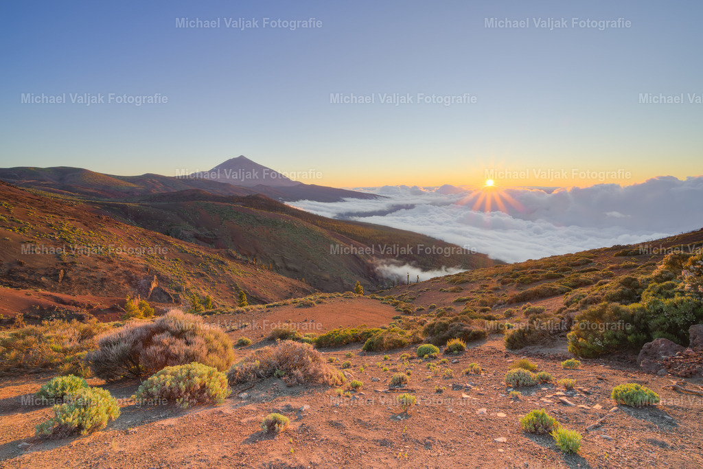 Sonnenuntergang mit Blick zum Teide | Der Sonnenuntergang auf Teneriffa bietet ein atemberaubendes Schauspiel, besonders wenn oberhalb des Orotava-Tals den Blick zum Teide richtet. Das letzte Licht des Tages taucht die einzigartige Landschaft in warme Farben und betont die majestätische Silhouette des Vulkans. Es ist ein Moment der Ruhe und Schönheit, der in der Erinnerung der Betrachter verweilt und die natürliche Pracht der Kanarischen Inseln widerspiegelt. - Realisiert mit Pictrs.com