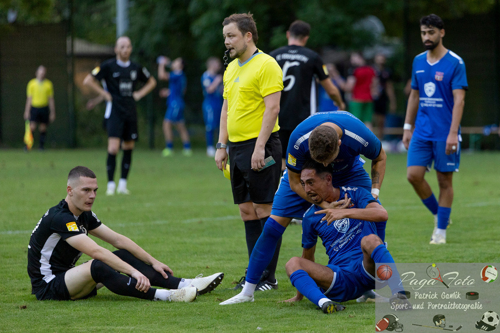 Hessenliga: Türk Gücü Friedberg - FC Eddersheim, 09.08.2024 | Kamil Yikilmaz (Türk Gücü Friedberg #7) in Rage wege ndem Foulspiel von Simon Lüders (FC Eddersheim #22) - Toni Reljic (Türk Gücü Friedberg #44) steht ihm bei, Türk Gücü Friedberg - FC Eddersheim, Friedberg, Städtischer Sportplatz, 9.8.2024 - Realisiert mit Pictrs.com