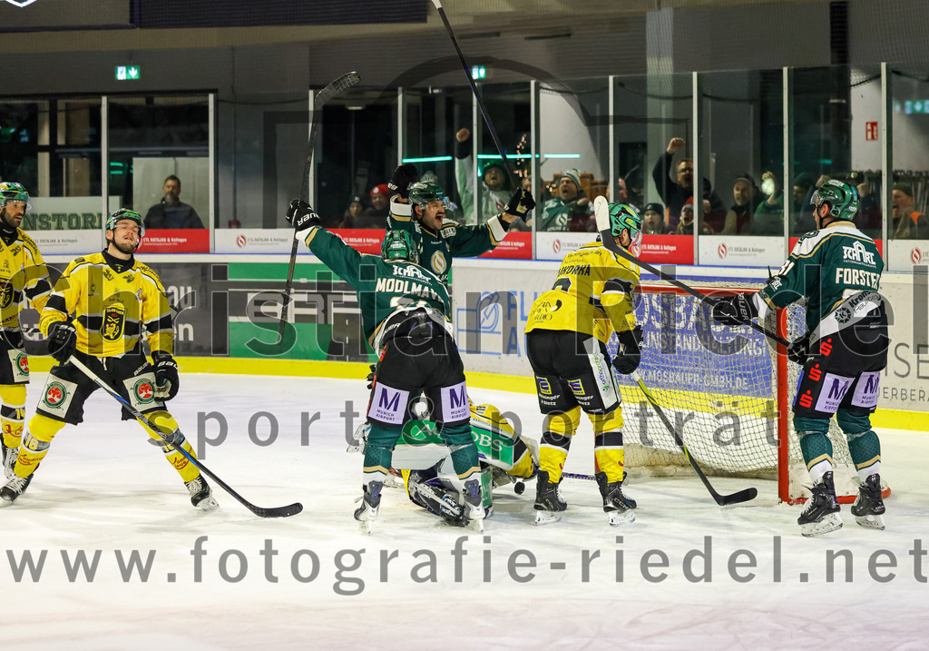2025-12-19_117_TSV_Erding_gegen_Toelzer_Loewen | Erding, Deutschland, 19.12.2025:Eishockey, Oberliga Süd 2025 / 2026, 27. Spieltag, TSV Erding gegen Tölzer Löwen, Endergebnis: 2:5Erik Modlmayr (Erding Gladiators, #21), Marco Pfleger (Erding Gladiators, #47), Torwart Matthias Bittner (Tölzer Löwen, #32), Karel Klikorka (Tölzer Löwen, #3), Maximilian Forster (Erding Gladiators, #81)Foto: Christian Riedel / fotografie-riedel.net