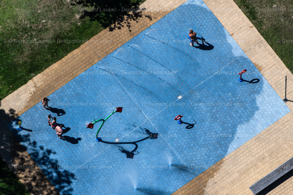 4036186 | BRAUNSCHWEIG 31.07.2020 Offenes Schwimmbecken des Freibades Raffteich an der Straße Madamenweg im Ortsteil Weststadt in Braunschweig im Bundesland Niedersachsen, Deutschland. Weiterführende Informationen bei: Stadtbad Braunschweig Sport und Freizeit GmbH. // Swimming pool of the Raffteich on street Madamenweg in the district Weststadt in Brunswick in the state Lower Saxony, Germany. Further information at: Stadtbad Braunschweig Sport und Freizeit GmbH. Foto: Gerhard Launer