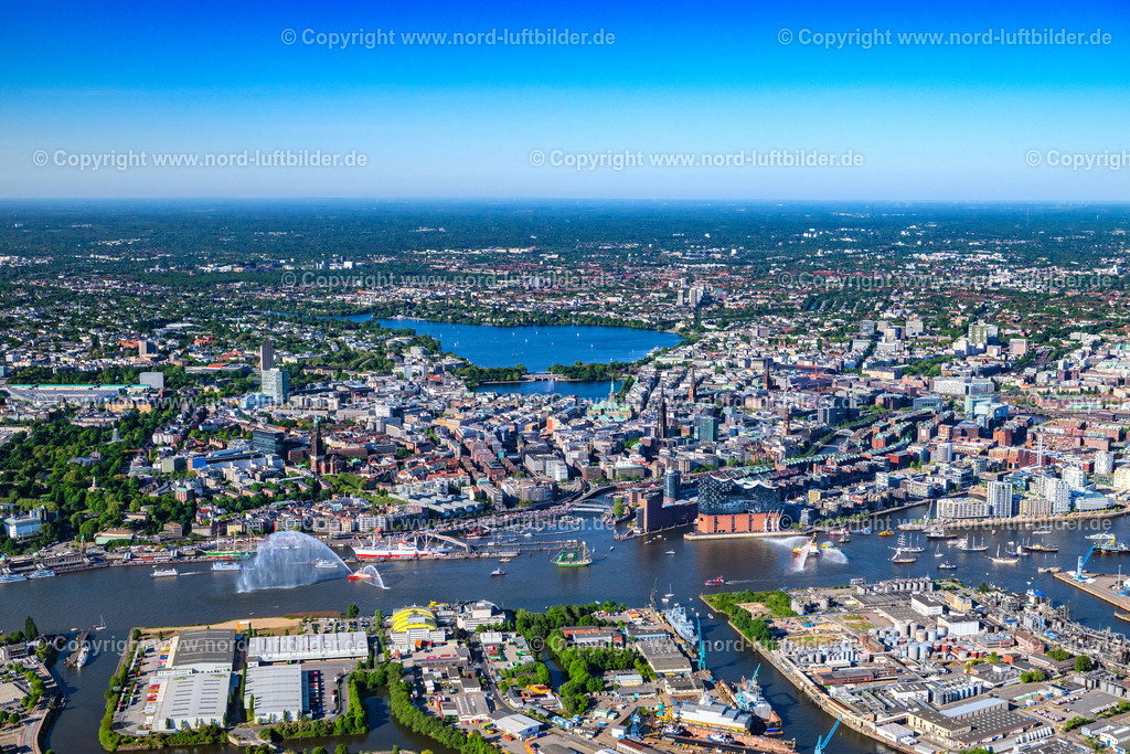 Hamburg_Hafengeburtstag_Elbphilharmonie_Auslaufparade_ELS_8405110525 | HAMBURG 09.05.2025 Auslaufparade Hamburger Hafengeburtstag in Hamburg, Deutschland. // Parade Harbor Birthday in Hamburg Germany. Foto: Martin Elsen
