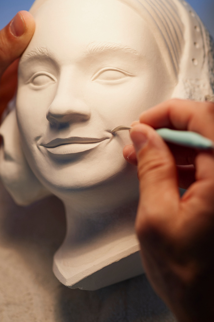 Wiener Porzellanmanufaktur Augarten | Wien, Austria - July 17, 2017: Wiener Porzellanmanufaktur Augarten, Vollendung eines Porzellan Frauenkopfes. - Realisiert mit Pictrs.com