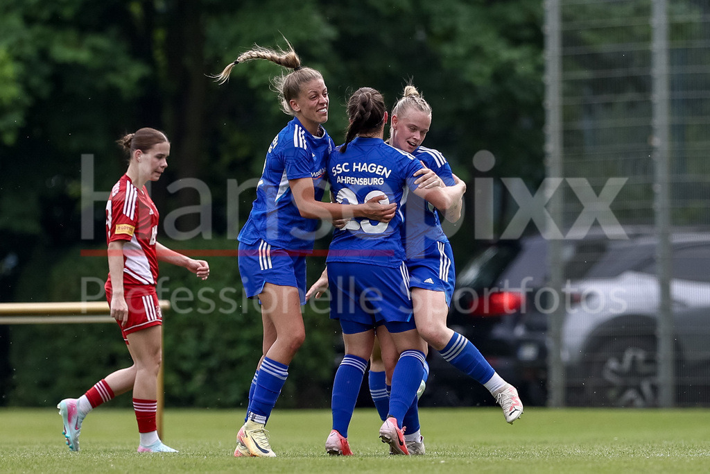 Fussball, Aufstiegsspiel Regionalliga Nord Frauen, SpVg Aurich - SSC Hagen Ahrensburg | v.li.: Anika Elschenbroich (SSC Hagen Ahrensburg, 11), Stefanie Lumma (SSC Hagen Ahrensburg, 23) und Torschützin Vivian Philipkowski (SSC Hagen Ahrensburg, 21) mit Torjubel, Jubel, jubeln, jubelt, optimistisch, Spielszene, Highlight, Freude über das Tor zum 3:1