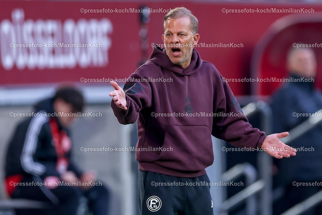 F9510042601059 | 10.04.2026, Fußball, Fortuna Düsseldorf - Holstein Kiel, 2. Fußball Bundesliga, Herren, Merkur Spiel-Arena, 29. Spieltag, Saison 2025 2026: Cheftrainer Markus Anfang (Fortuna Düsseldorf #hc) gestikulierend am Spielfeldrand   DFB regulations prohibit any use of photographs as image sequences and or quasi-video.