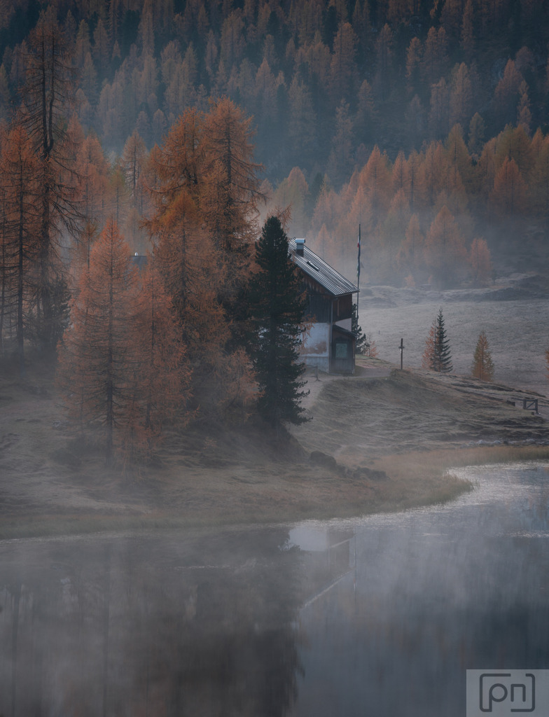 Herbstmorgen | Wenn der Nebel über den Lago Federa in den Herbstmorgen einzieht, entsteht eine mystische und faszinierende Szenerie. Der dichte Nebel hüllt die umliegenden Bäume und Berge in einen sanften Schleier, der die Konturen verschwimmen lässt und eine geheimnisvolle Atmosphäre schafft. Das diffuse Licht verleiht der Landschaft eine weiche und verträumte Stimmung, während die Umrisse der Bäume und des Sees im Nebel verschwimmen, was eine einzigartige und malerische Kulisse für Fotografen schafft. Dieser flüchtige Moment des Nebels verleiht den Aufnahmen eine magische Note und kann zu äußerst fesselnden Bildern führen.