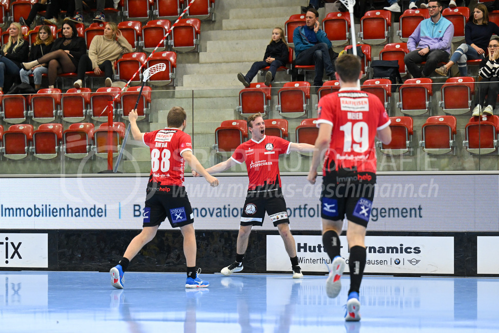 HC Rychenberg vs Basel Regio - 19. November 2022 | HC Rychenberg vs Basel Regio
AXA Arena, Winterthur
Toni Rintala (#88 Unihockey Basel Regio), Yannick Lindroos (#82 Unihockey Basel Regio) und Tobias Meier (#19 Unihockey Basel Regio).
Bild: Sportfotografie Markus Aeschimann | www.markus-aeschimann.ch - Realisiert mit Pictrs.com