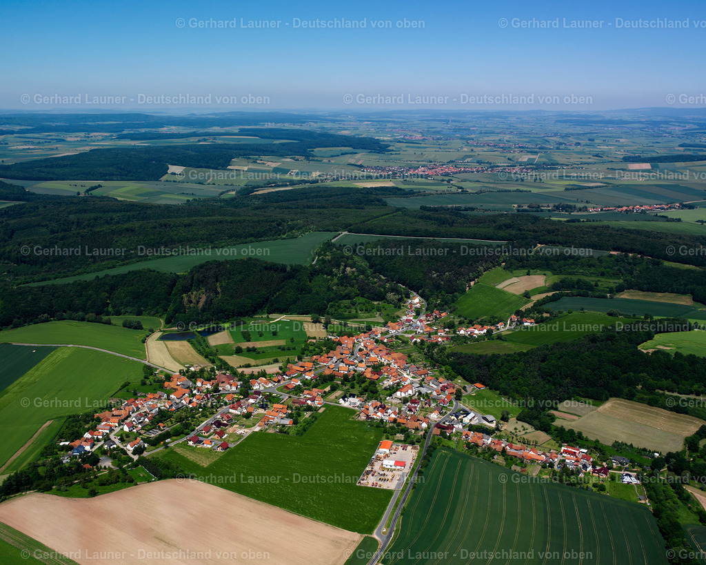 2634231 | NEUENDORF 09.06.2006 Stadtansicht vom Stadtrand angrenzend an landwirtschaftliche Feldern  in Neuendorf im Bundesland Thüringen, Deutschland // City view from the outskirts with adjacent agricultural fields  in Neuendorf in the state Thuringia, Germany Foto: Gerhard Launer