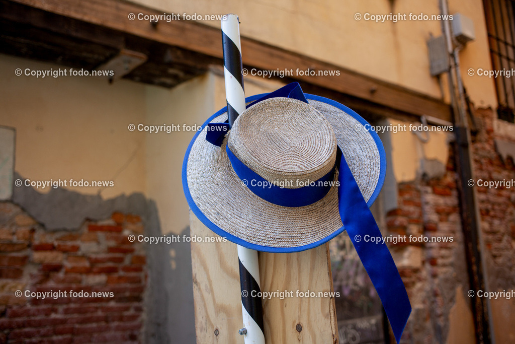 Italien_ Venedig_ 03.03.2025-71 | 03.03.2025, Italien, ITA, Venetien, Venedig, im Bild Venedig, Stadtansichten, Touristen, Reisefeature, Karneval, Masken, maskiert, venezianisch, Reise, Venedig, Venezia, Venetien, Stadtansicht, Campanile, Canale Grande, Markusplatz, Markuskirche, Touristen, Gondel, Gondolere, Faehre, Motorboot, Wassertaxi, Vaporetto, Adria, Lagune, Pfahlbauten, Bruecke, Rialtobruecke, La Gondola, Dogenpalast, Italien, Creativ, Kreativ