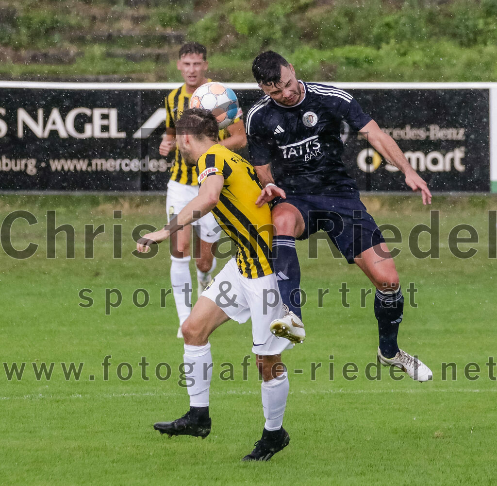 2023-07-29_064_FC_Moosinning_gegen_TuS_Raubling | Moosinning, Deutschland, 29.07.2023:
Fußball, Bezirksliga Oberbayern Ost 2023 / 2024, 1. Spieltag, FC Moosinning gegen TuS Raubling, Endergebnis: 0:7

Thomas Auerweck (FC Moosinning, #19), Thomas Arnold (TuS Raubling, #17)

Foto: Christian Riedel / fotografie-riedel.net