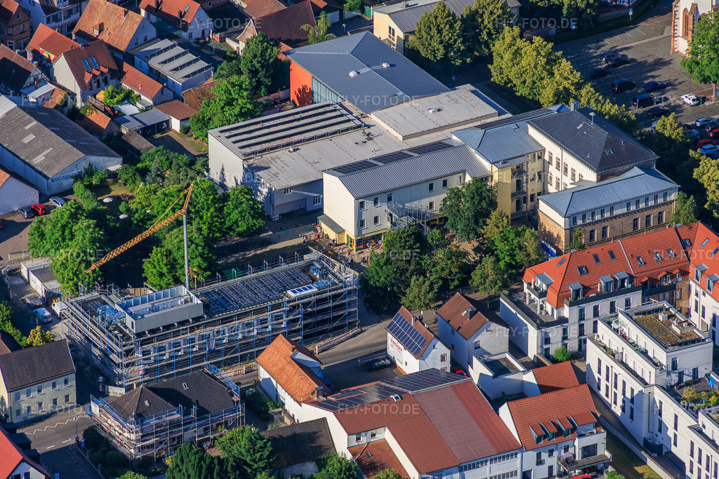 Luftbild: Baustelle des Neubau der VERBANDSGEMEINDE KANDEL für Mensagebäude der Ludwig-Riedinger-Grundschule. zwo/elf Architekten PartmbB Erdbauarbeiten: Gaudier Erd-u. Rückbau GmbH Fensterarbeiten: Trumpf Metallbau GmbH FREIANLAGEN: Bauer.Landschaftsarchitekten HAUSTECHNIK: Bender+Urich GmbH & Co.KG TRAGWERK: Ingenieurbüro Sikora Fassadenarbeiten: AS-Fassaden GmbH Rohbauarbeiten:Wünschel BAU GmbH Elektroarbeiten: Wieland & Schultz GmbH RLP-Ministerium für Bildung, Wissenschaft, Weiterbildung und Kultur in Kandel im Bundesland Rheinland-Pfalz in Deutschland. – Foto: IMG_157321.jpg vom 18.06.2026 durch Werner Riehm/FLY-FOTO.de – Auflösung des Originals: 6000 x 4000 px – Grundschule Kandel | Ludwig-Riedinger-Grundschule in Kandel – zwo/elf – Erweiterung Ludwig-Riedinger Grundschule – WWW.GAUDIER.DE – Trumpf Metallbau | Konstruktionen aus Metall und Glas von Qualität – WWW.BAUER-LANDSCHAFTSARCHITEKTEN.DE – Ingenieurbüro Sikora - Ingenieurbüro Sikora – AS Fassaden GmbH - Hinterlüftete Fassade vom Profi – WUENSCHELBAU.DE – WWW.WIELAND-SCHULTZ.COM