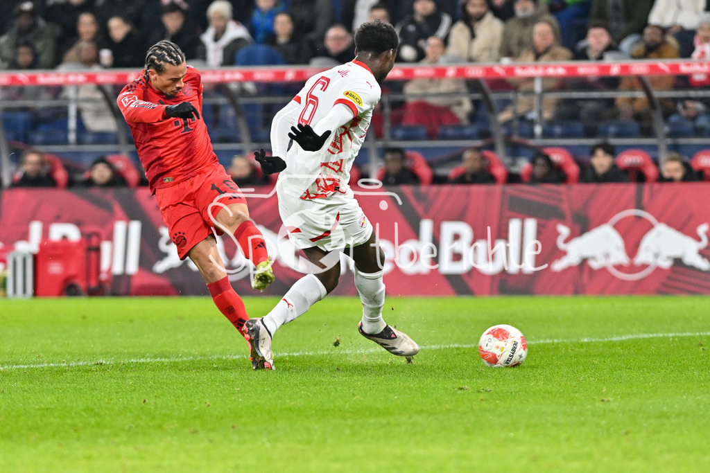 Augsburger Panther - EC VSV | der Schuss von Leroy SANE (FC Bayern Muenchen 10) wird von Samson BAIDOO (RB Salzburg 6) geblockt / Testspiel: RB Salzburg - FC Bayern Muenchen, Red Bull Arena am 06.01.2025