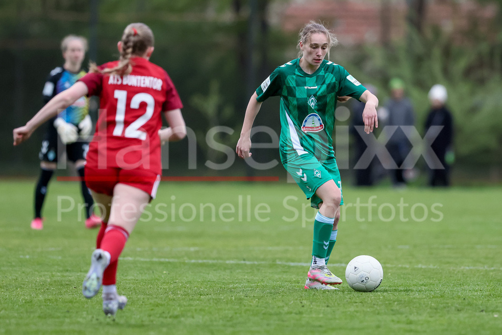 Fussball, Testspiel Frauen, ATS Buntentor - SV Werder Bremen | v.li.: Maria Penner (SV Werder Bremen, 33) am Ball, Einzelbild, Ganzkörper, Aktion, Action, Spielszene