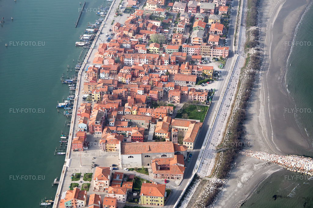 Vue aérienne: Zone d'habitation dans le district Pellestrina de Venise à Pellestrina dans le département Vénétie, Italie – .Photo: IMG_087437.jpg prise le 06/04/2016 par Werner Riehm/FLY-FOTO.eu – Résolution de l'original: 5472 x 3648 px