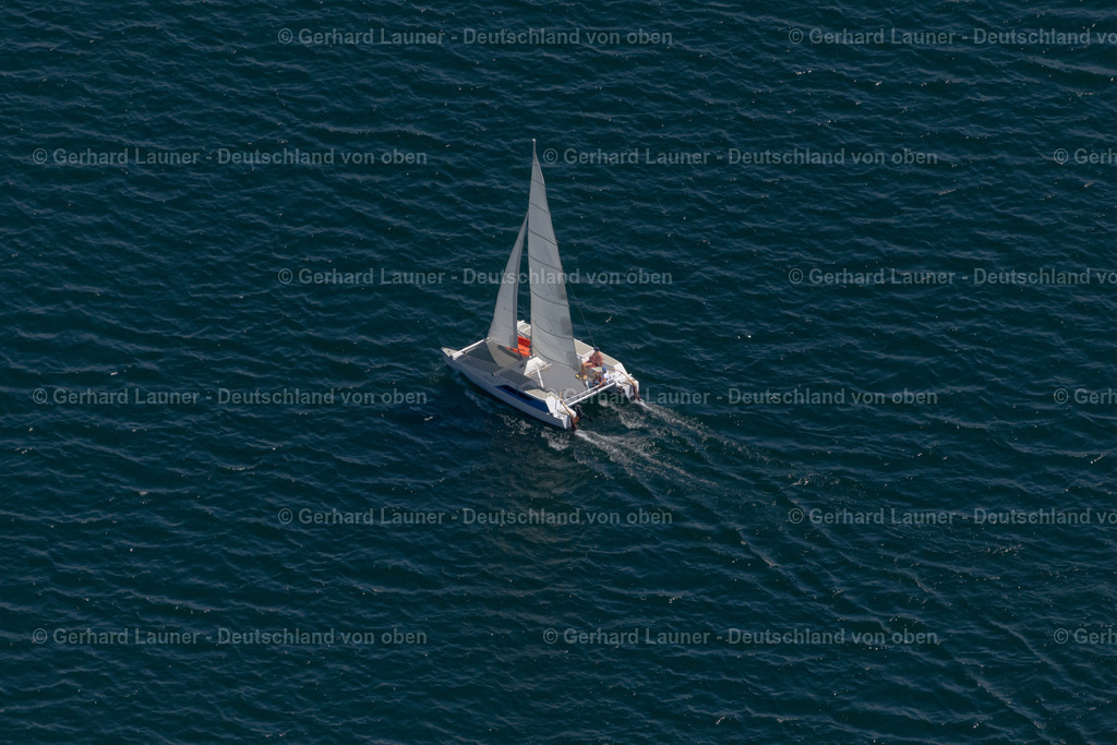 4031278 | STARNBERG 12.06.2020 Sportboot- Segelschiff mit weißen Seggeln in Fahrt auf dem Starnberger See in Starnberg im Bundesland Bayern, Deutschland. // Sailboat under way on Starnberger See in Starnberg in the state Bavaria, Germany. Foto: Gerhard Launer