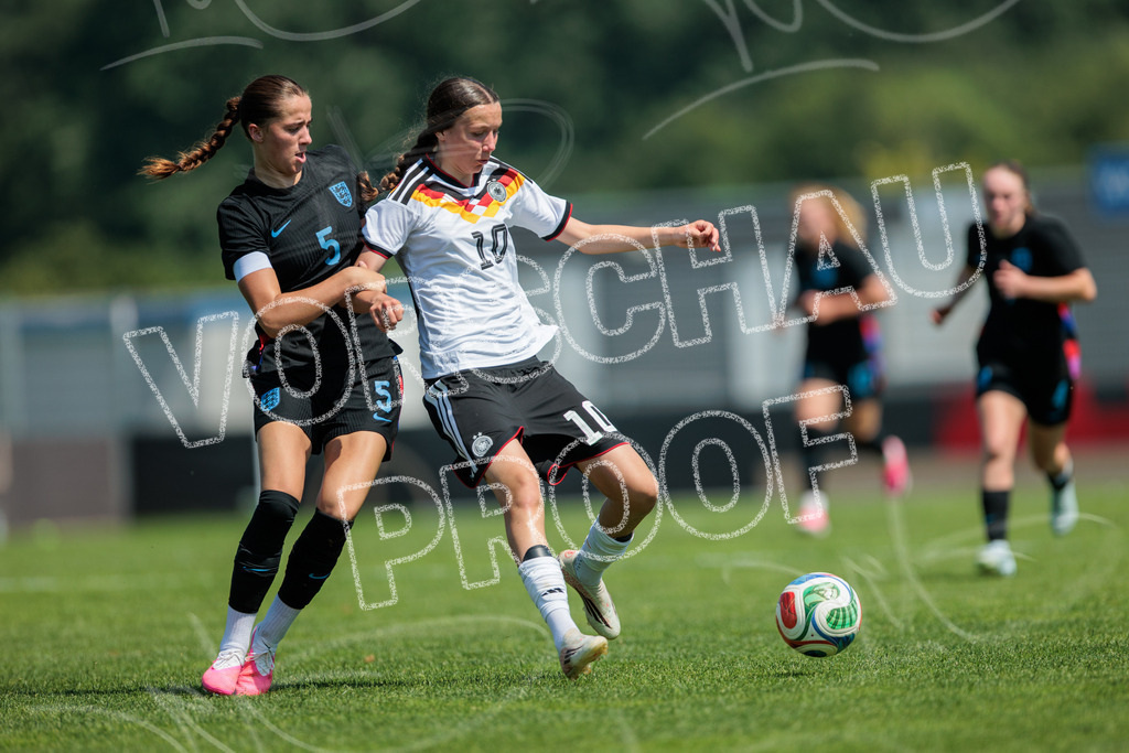 Testspiel U16-Juniorinnen: Deutschland – England | Die Bildergalerie dokumentiert das Länderspiel der deutschen U16-Juniorinnen gegen die Auswahl Englands. Die Fotografien zeigen Spielaktionen, Zweikämpfe, Torchancen, Mannschaftsszenen sowie weitere Impressionen der Begegnung. Die Aufnahmen entstanden im Rahmen des Testspiels beider Nachwuchsnationalmannschaften in der Kümpel + Hellmeister Arena in Hamm am 20. Juni 2026 und halten die sportlichen und emotionalen Momente des Spiels fest. - Realisiert mit Pictrs.com