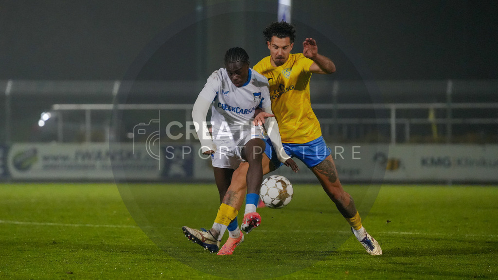 Fußball, Herren, Saison 2025/2026, Regionalliga Nordost, 15. Spieltag, FSV 63 Luckenwalde vs. Hertha BSC II, Freitag 07.11.2025, Werner-Seelenbinder-Stadion Luckenwalde, | Fußball, Herren, Saison 2025/2026, Regionalliga Nordost, 15. Spieltag, FSV 63 Luckenwalde vs. Hertha BSC II, Freitag 07.11.2025, Werner-Seelenbinder-Stadion Luckenwalde, Im Bild: Boris Chi Mamuzah Lum (l. Hertha) und Andreas Pollasch (r. Luckenwalde) - Realisiert mit Pictrs.com