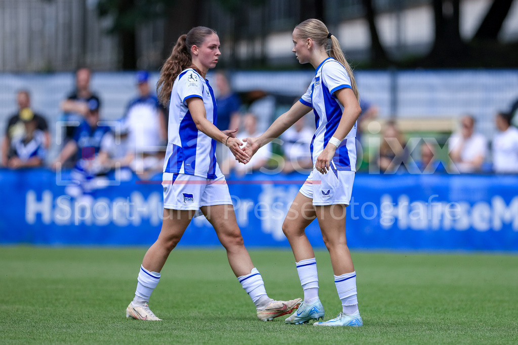 Fussball, Testspiel Frauen, Hamburger SV - Hertha BSC | v.li.: Ella Mettner (Hertha BSC, 13) und Torschützin Elfie Wellhausen (Hertha BSC, 11) mit Torjubel, Jubel, jubeln, jubelt, optimistisch, Spielszene, Highlight, Freude über das Tor