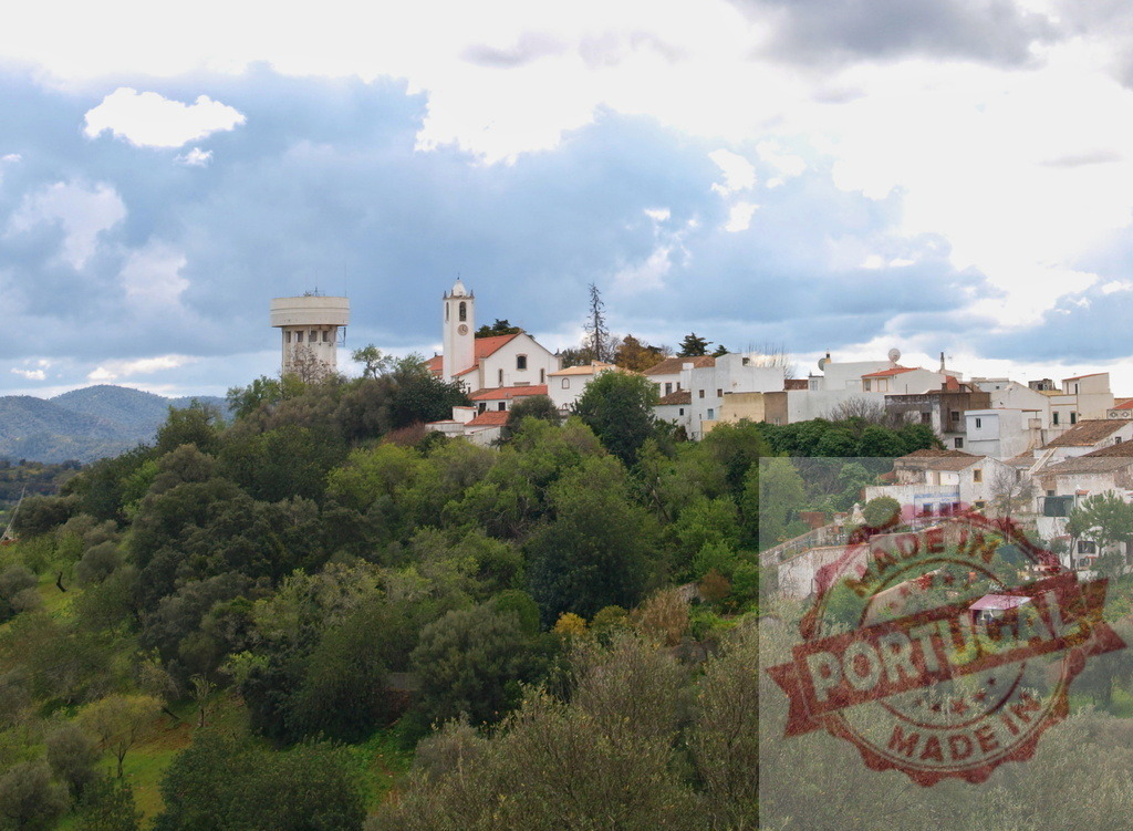 Almodôvar village cityscape with church and water tower | Almodôvar village in Alentejo, Portugal, featuring a central church, water tower, and traditional white buildings - Realisiert mit Pictrs.com