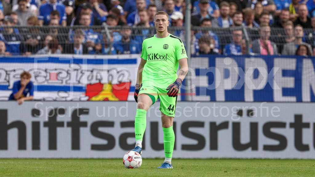 Fussball, Regionalliga Nord, BSV Kickers Emden - SV Meppen | Julius Pünt (Torhüter, Torwart, SV Meppen, 44) am Ball, Freisteller, Einzelbild, Ganzkörper, Aktion, Action, Spielszene
