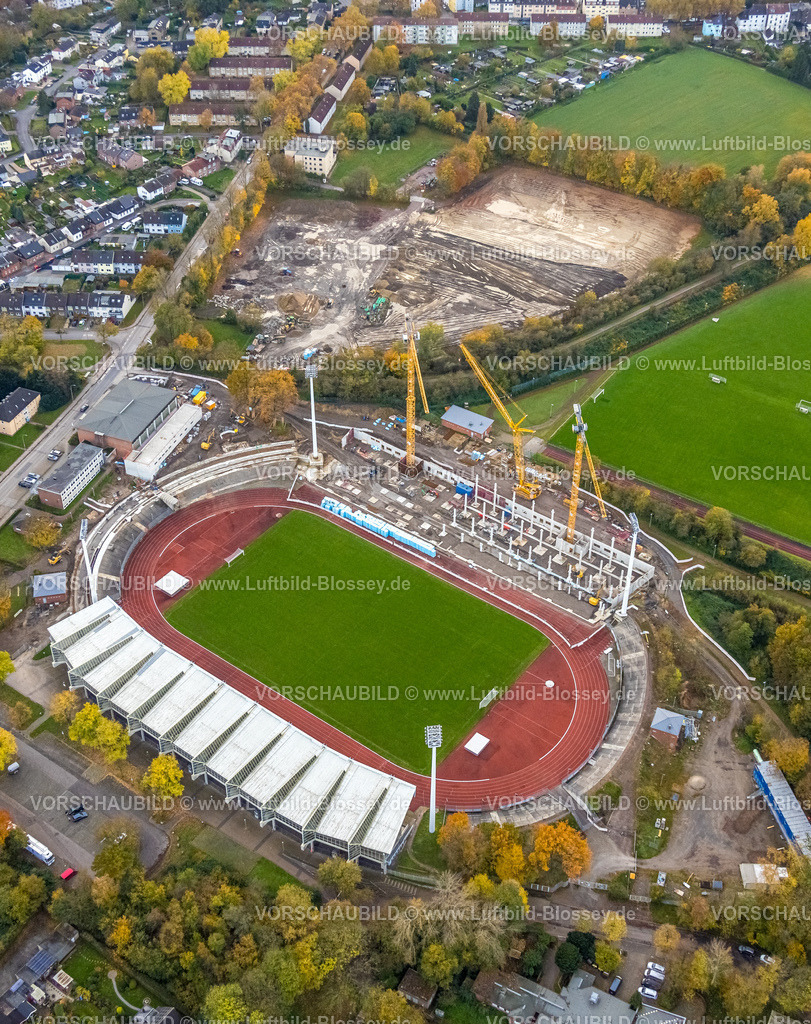 Bochum231102792-2 | Luftbild, Lohrheidestadion Fußballplatz und Leichtathletikstadion der SG Wattenscheid 09, Baustelle mit Neubau Westtribüne, Baustelle mit Umbau Regenrückhaltebecken Wattenscheider Bach, Leithe, Bochum, Ruhrgebiet, Nordrhein-Westfalen, Deutschland