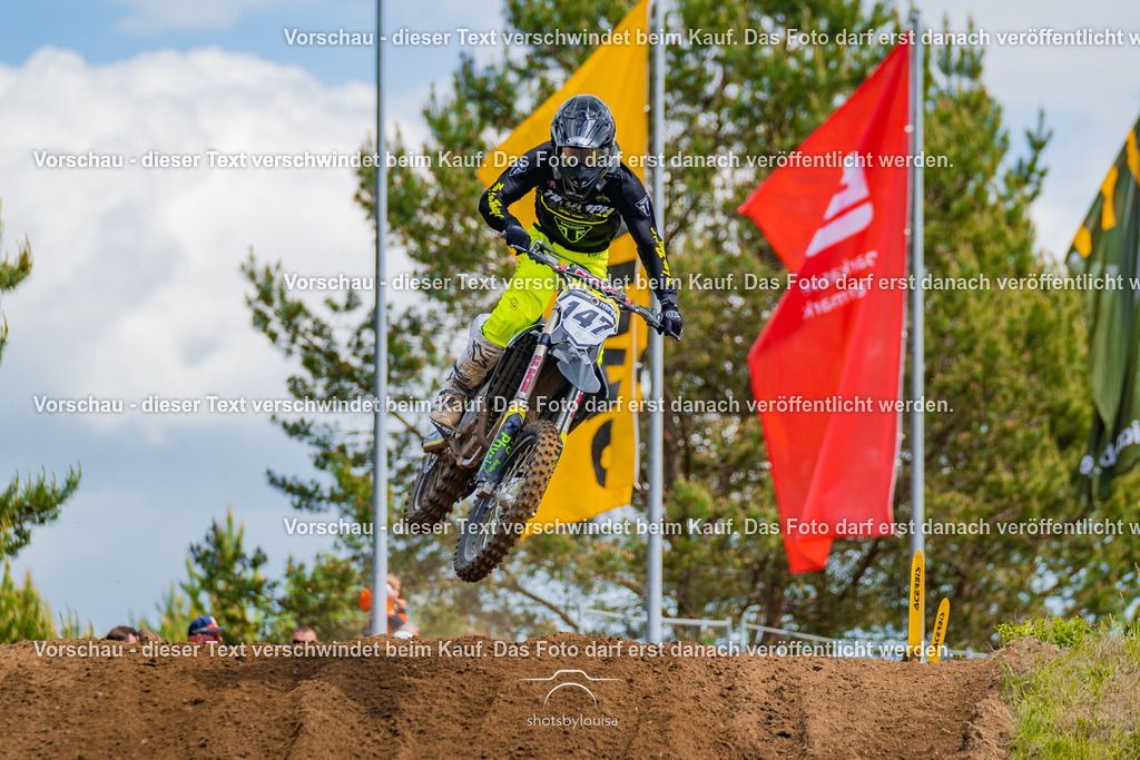 20260517_Templin-6569 | Sportfotografin aus Berlin-Brandenburg mit Fokus auf Motocross. Ich halte deine sportliche Leistung und echte Emotionen auf und neben der Strecke professionell fest. Entdecke die Fotos von deinem Rennen und bestelle sie direkt hier im Shop.