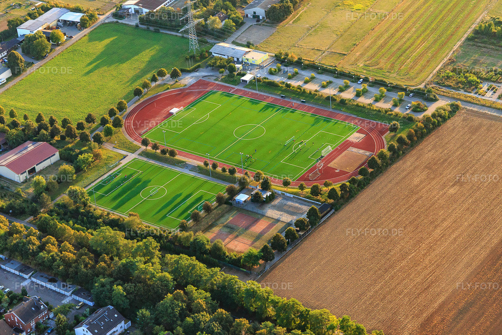 Luftbild: Sportplatz des TSG 1892 Hechtsheim eV und FC Basara Mainz im Ortsteil Hechtsheim in Mainz im Bundesland Rheinland-Pfalz in Deutschland. Foto: IMG_094681.jpg vom 21.09.2016 durch Werner Riehm/FLY-FOTO.de