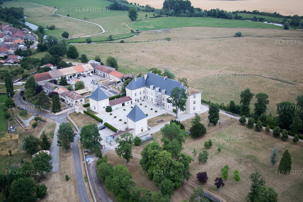 Vue aérienne: Montbras à Taillancourt dans le département Meuse, France. Photo: IMG_083577.jpg prise le 13/07/2015 par Werner Riehm/FLY-FOTO.eu – Résolution de l'original: 5472 x 3648 px