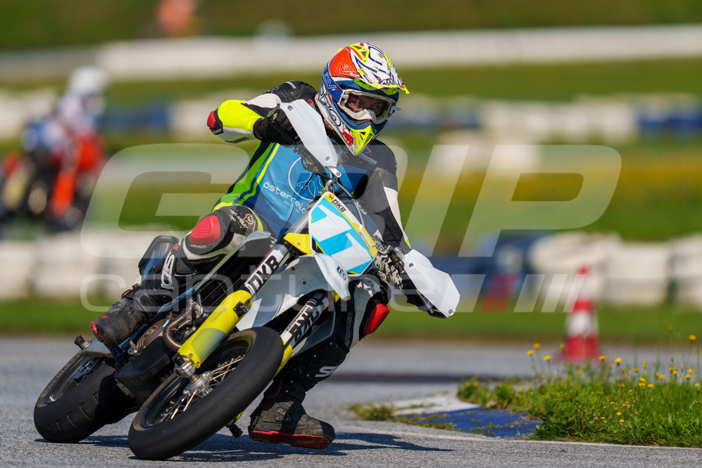 SuperMoto_Staatsmeisterschaft_Greinbach_217 | GRIPcapture steht für authentische Sportfotografie in Österreich – für Momente, die mehr sind als Geschwindigkeit oder Ergebnis. Es geht um Emotion, Spannung, Fokus und den Augenblick, der oft nur einen Wimpernschlag dauert.Ob Motorsport, Teamsport oder 
