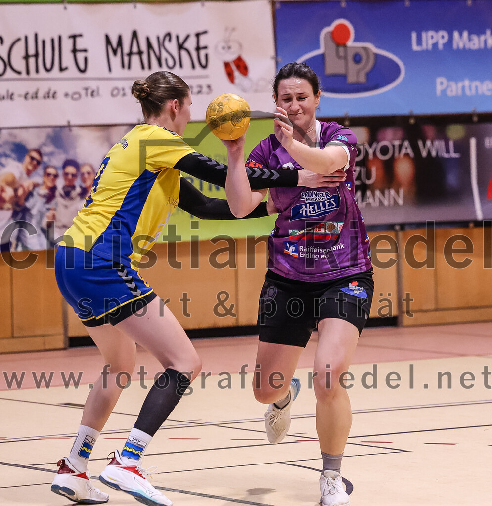 2025-02-15_056_SpVgg_Altenerding_gegen_MTV_Pfaffenhofen | Erding, Deutschland, 15.02.2025:Handball, Bezirksoberliga Frauen Altbayern 2024 / 2024, 14. Spieltag, SpVgg Altenerding gegen MTV Pfaffenhofen, Endergebnis: 27:23Katharina Englisch (MTV Pfaffenhofen, #8), Janina Konrad (SpVgg Altenerding, #2)Foto: Christian Riedel / fotografie-riedel.net