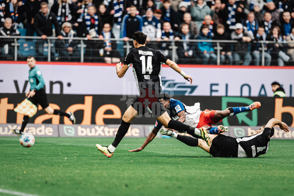 Fußball | Männer | Saison 2025/2026 | 1. Fußball-Bundesliga | 8. Spieltag | Hamburger SV vs. VfL Wolfsburg | 25.10.2025 | Albert Sambi Sambi Lokonga (#6, HSV) wird von Konstantinos Koulierakis (#4, VfL Wolfsburg) gefoult es gibt Elfmeter