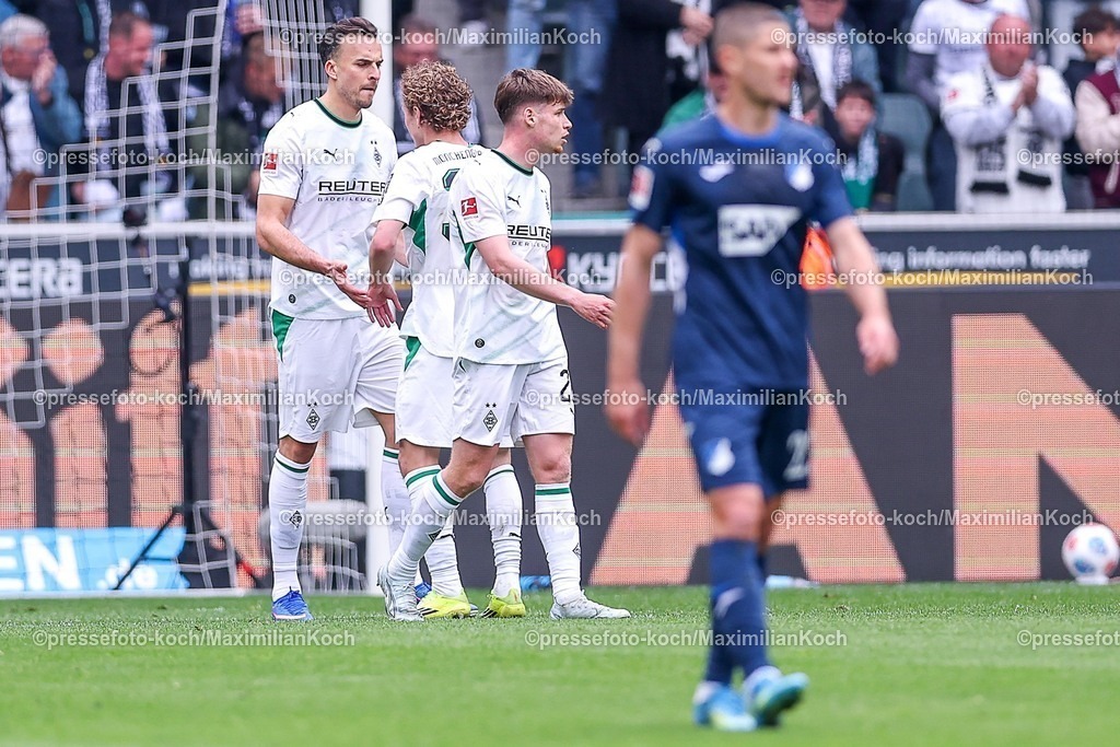 BMG16052601036 | 16.05.2026, Fußball, Borussia Mönchengladbach - TSG 1899 Hoffenheim, 1. Fußball Bundesliga, 34.Spieltag, Borussia-Park, Saison 2025 2026: Torjubel nach dem Tor zum 2:0 durch Torschütze Haris Tabakovic&nbsp;(Borussia Mönchengladbach #15)  zusammen mit   DFB regulations prohibit any use of photographs as image sequences and or quasi-video.